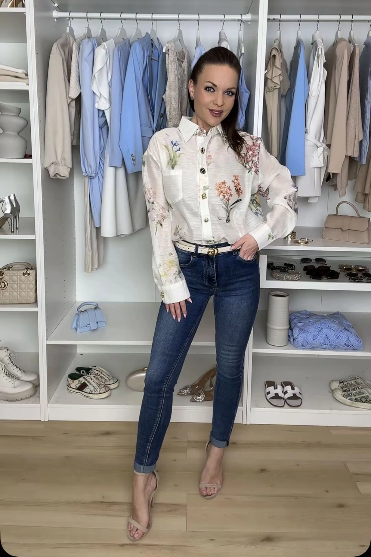 Díszgombos mintás blúz