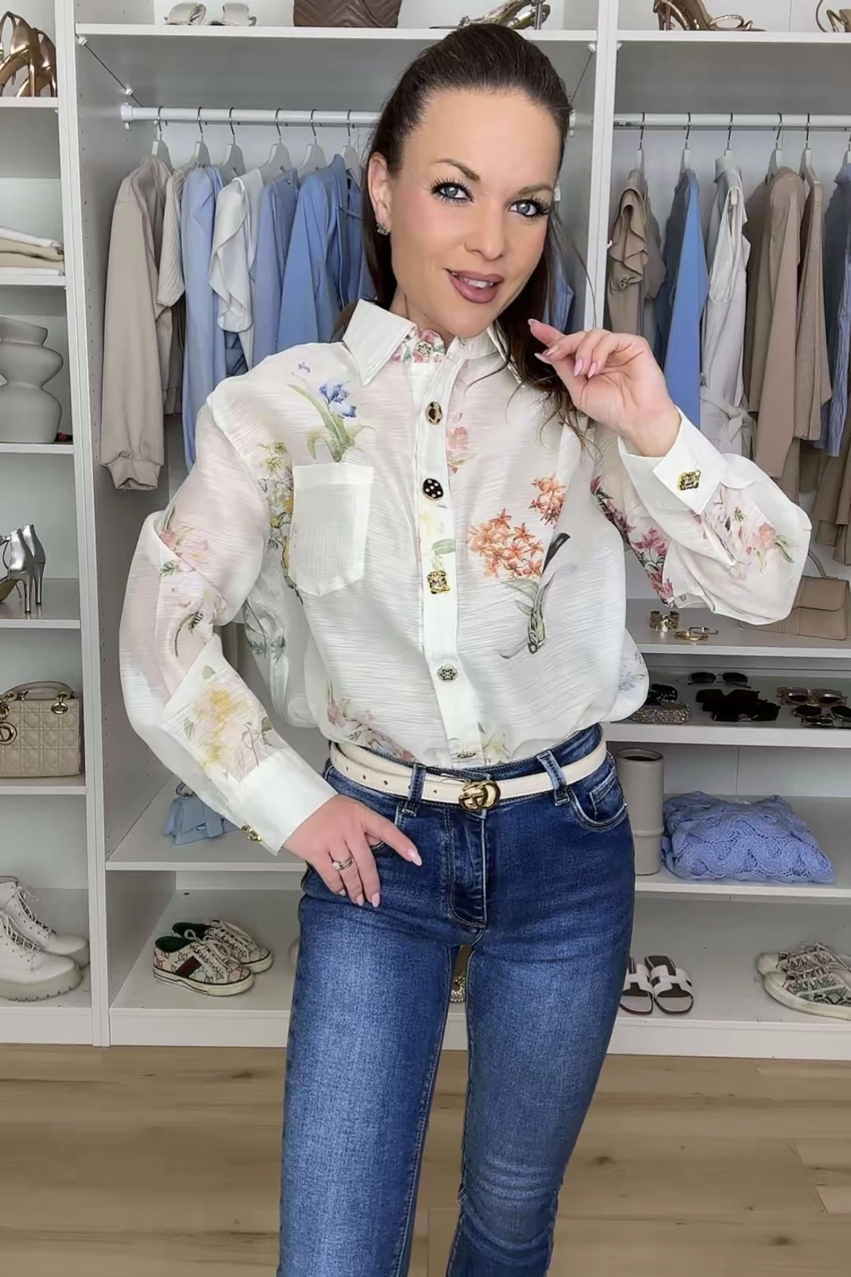 Díszgombos mintás blúz