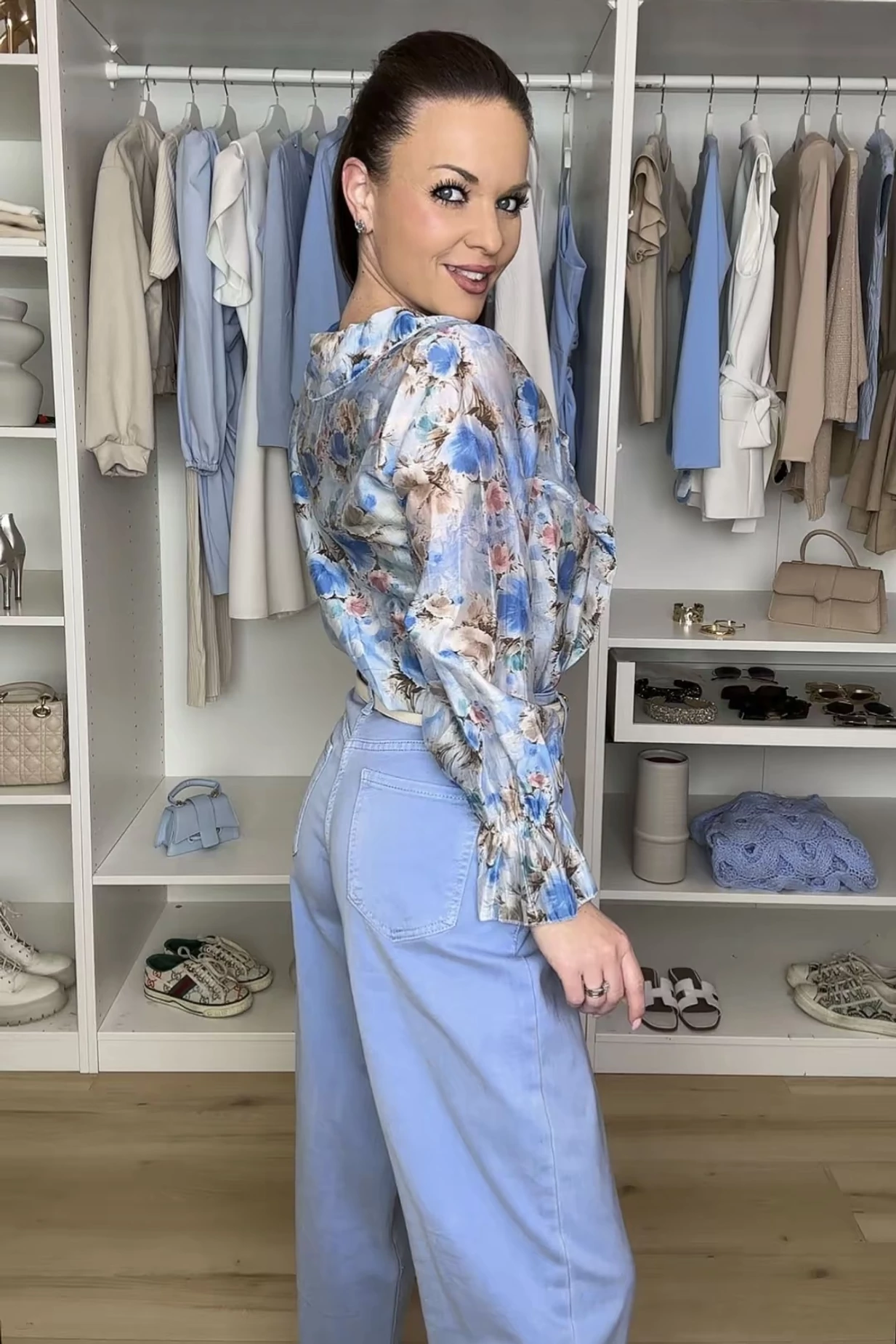 Milla kivágott blúz fodorral