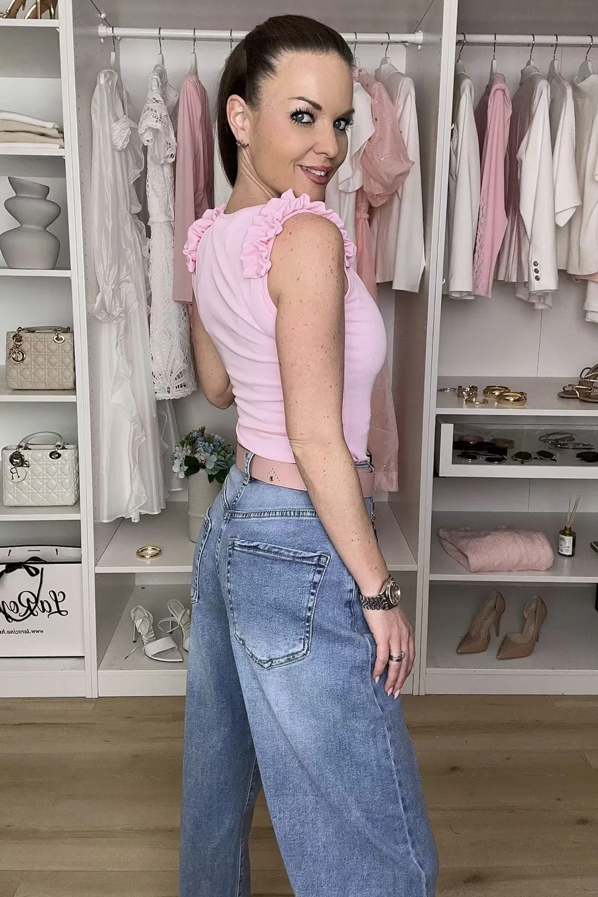 Victoria vállán fodros bordás felső